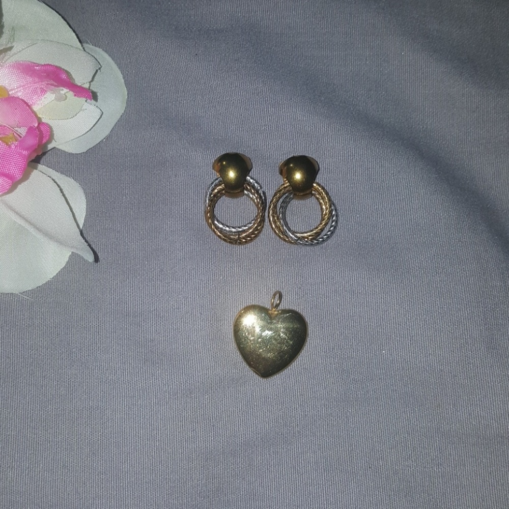Earrings with pendant.